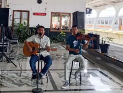 Menunggu Kereta Jadi Lebih Hangat, KAI Sumbar Hadirkan Musik Live di Stasiun Padang